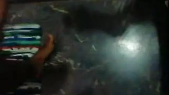 ডান রুমে দেখুন পোশাক বাংলা দেশি xx দোকানে