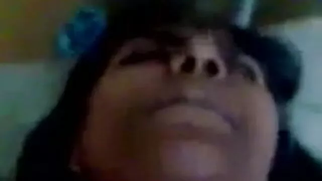 ছোট একটা ক্যামেরা xx বাংলা ভিডিও দিয়ে তার ছোট বোন ছবি তুলেছে
