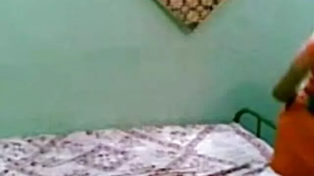 মুখোশধারী লোকটি একটা মেয়েকে ধরা xx বাংলা করল ও ধর্ষণের জন্য তার দুজন কিশোর কে প্রতারণা করেছিল