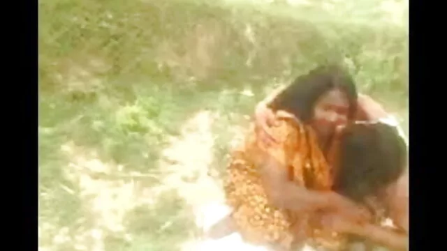 সে পোষাক বাংলা দেশি xx ছিঁড়ে তার বোনকে ধর্ষণ করেছে